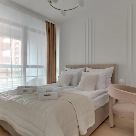 Doki Living - Foodhall & Parking By Downtown Gdansk