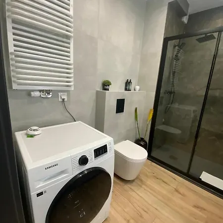 Doki Living - Foodhall & Parking By Downtown