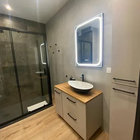 Doki Living - Foodhall & Parking By Downtown *