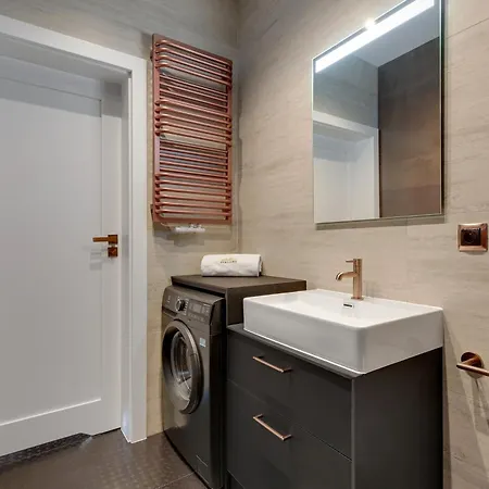 Doki Living - Foodhall & Parking By Downtown 4* Gdańsk
