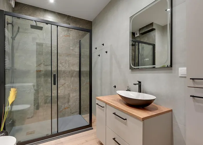 Doki Living - Foodhall & Parking By Downtown 4* Gdansk